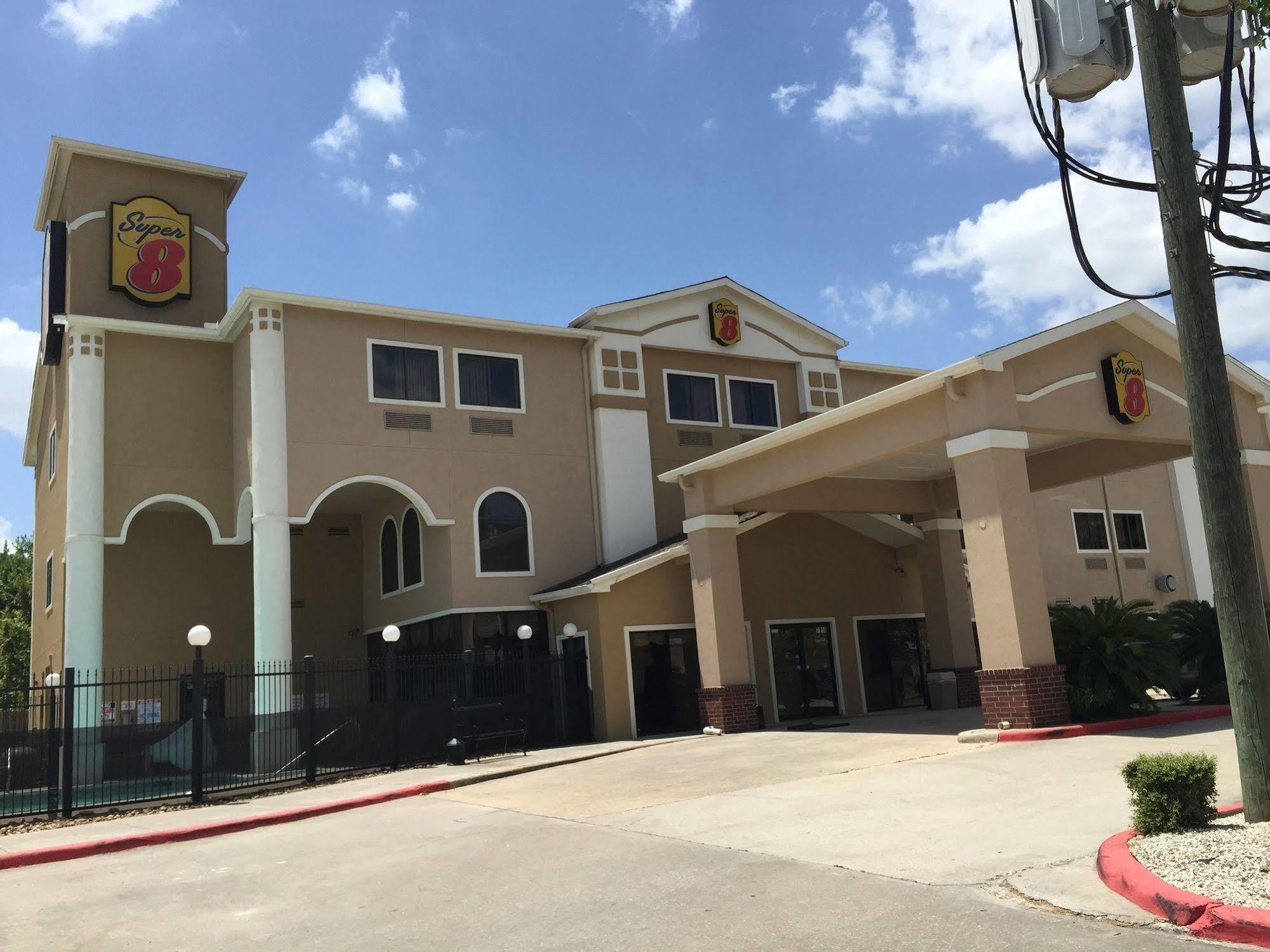 Red Lion Inn & Suites Iah Airport East Humble Exterior photo